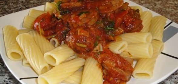 Паста с колбасками для гриля и томатным соусом ! ! !