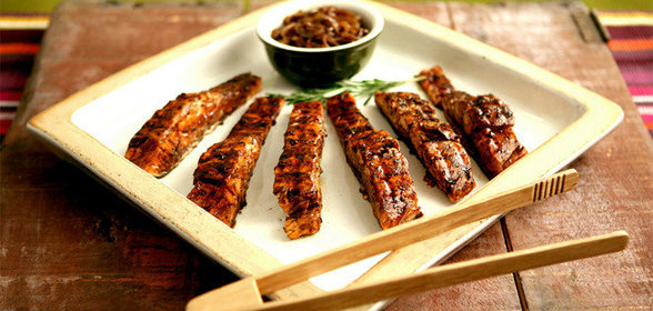 Жареный лосось с луком в бальзамической глазури