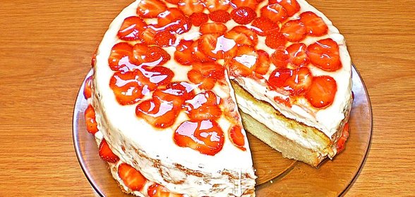 Бисквитный торт с клубникой