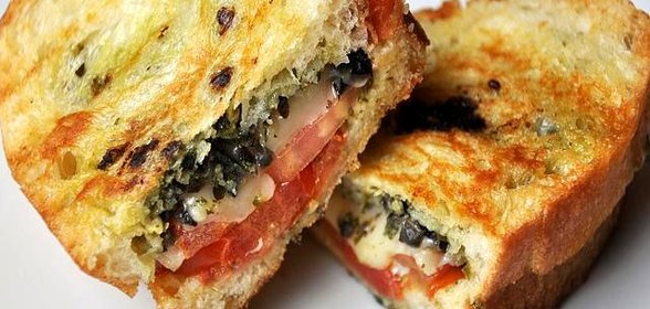 Сэндвичи с помидорами, соусом и сыром