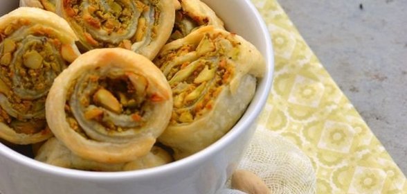 Слоеные рулетики с фисташками