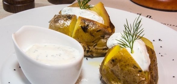 Запеченный картофель со сметанным соусом