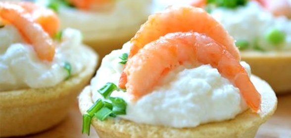 Тарталетки с креветками и сыром