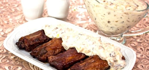 Ребрышки, тушенные в вине с грибным соусом