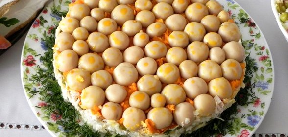 Слоеный салат с грибами, мясом и плавлеными сырками