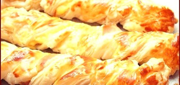 Слоеные косички с курицей и сыром