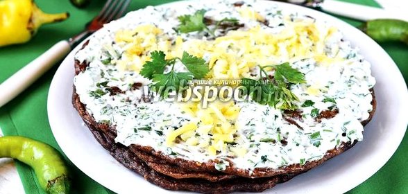 Печёночный торт с кунжутными семечками и зеленью