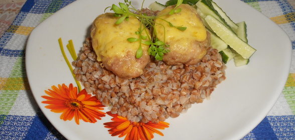 Гречка с запеченными котлетами с сыром