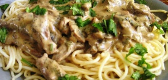 тушеноe мясo с грибами в сметане