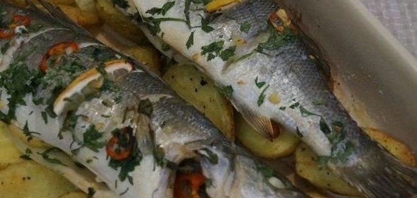 Сибас, запеченный с картофелем