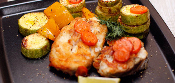 Жареная треска с овощами