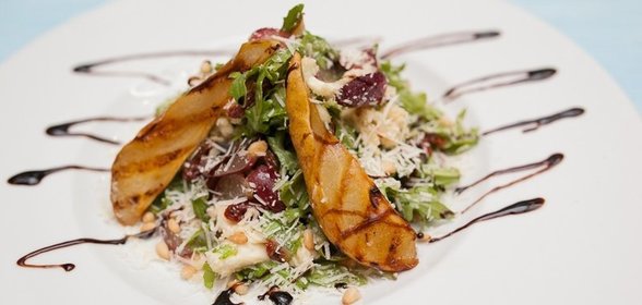 Салат с карамельной грушей и сырами