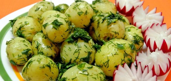 Молодой картофель с зеленью и чесноком