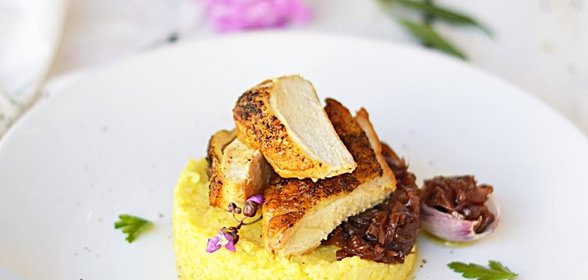 Куриное филе с золотым пшеном и конфитюром из ялтинского лука