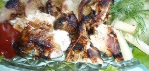 Шашлык из куриной грудки на решетке с карамелизованными яблоками