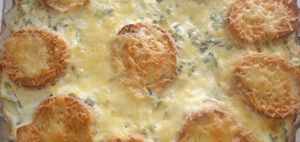 Летний тарт из кабачков с чесночными гренками