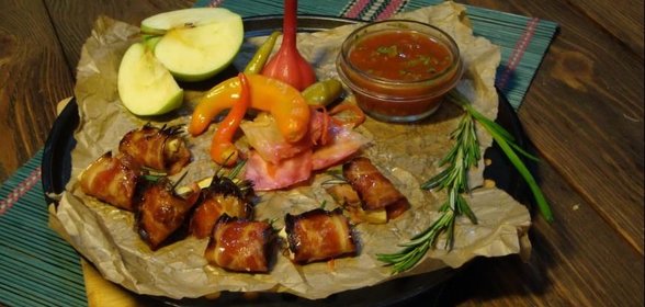 Крокеты из кролика в беконе с фенхелем, яблоком и розмарином под соусом сацебели