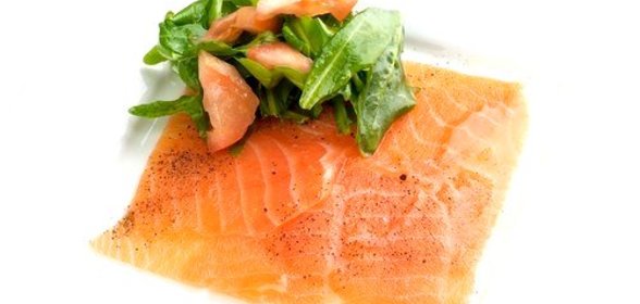Маринованный в лимонном соке и белом вине лосось