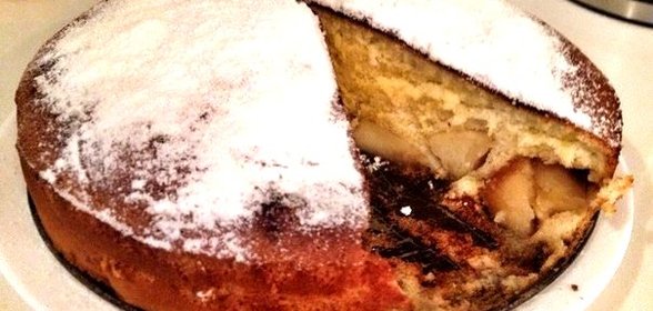 Шарлотка с яблоками в меде