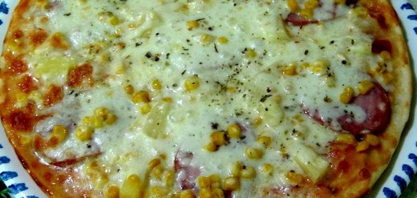 Пицца с ветчиной, кукурузой и ананасами