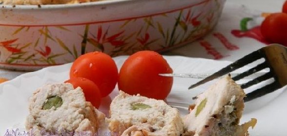 Куриные рулетики с маринованными огурчиками запеченные в сметане