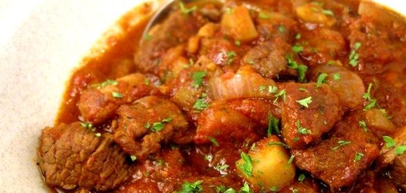 Гуляш из свинины в мультиварке