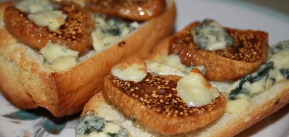 Брускетта с вяленым инжиром и голубым сыром
