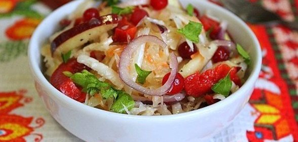 Салат из квашенной капусты и редьки