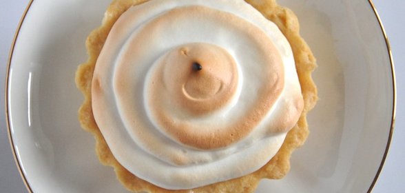 Тарталетки с клюквенным курдом и медовой меренгой