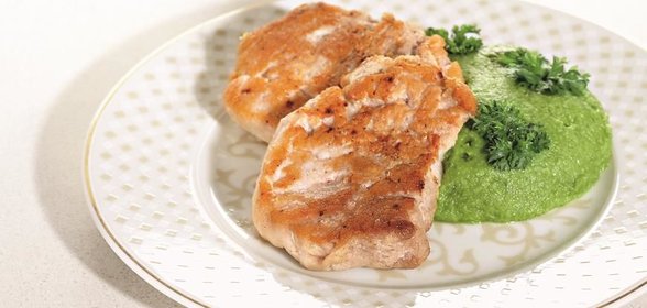 Свиные отбивные с пюре из зеленого горошка