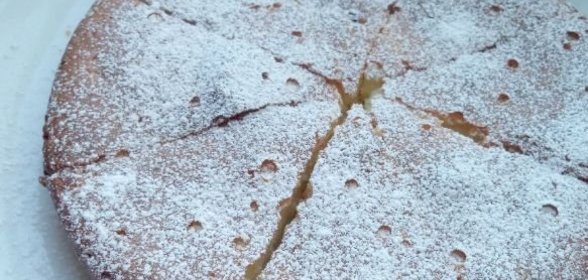 Запеканка из творога с изюмом