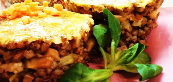 Гречневая запеканка с грибами и зеленым луком