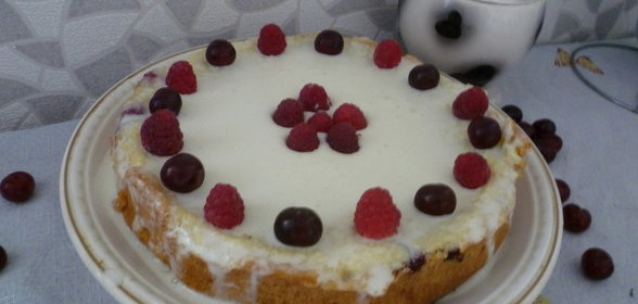 Шарлотка с яблоками и малиной