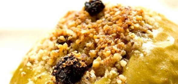 Яблоки, запеченные с орехами и медом