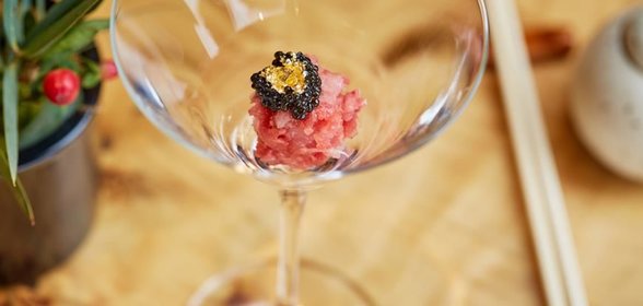 Тартар из торо с черной икрой