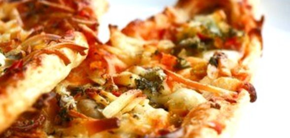 Хрустящая закуска из пармской ветчины, пекорино и розмарина