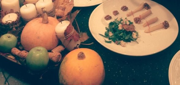 Салат с карамелизованной грушей, рукколой и голубым сыром