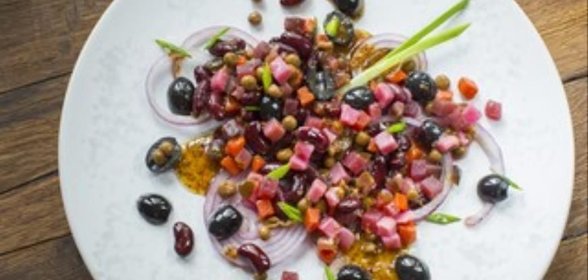 Винегрет с красной фасолью, маслинами и медово-горчичной заправкой