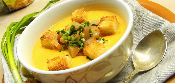 Гороховый суп пюре с сырокопчёной куриной грудкой, зелёным луком и гренками