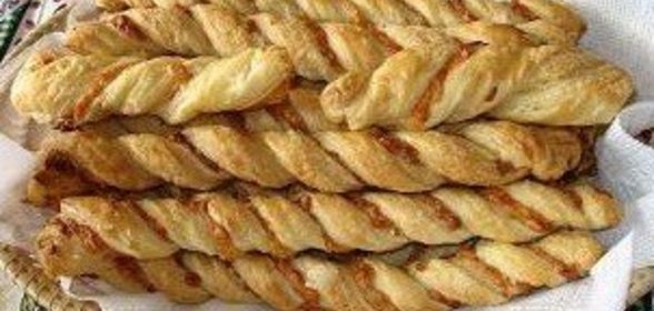 Спиральки из слоеного теста с сыром