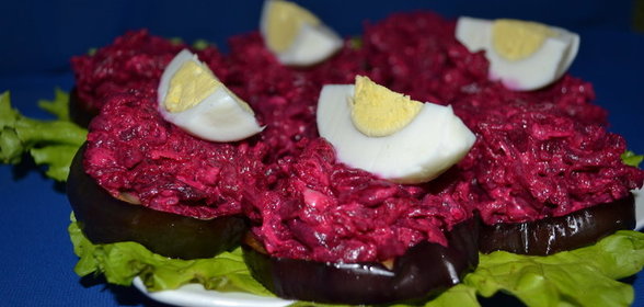 Закуска из свеклы с чесноком в новом варианте