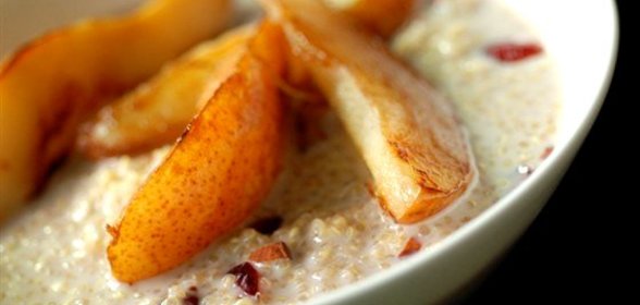 Киноа с вяленой клюквой и грушевым соте