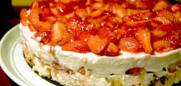 Песочный торт с бананами и клубникой