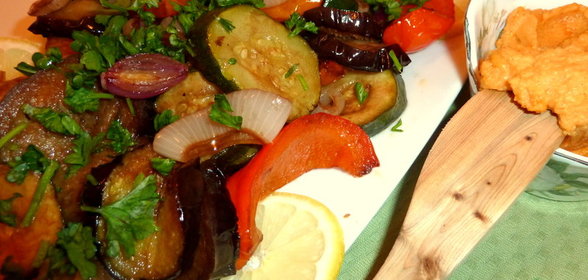 ЛИВАНСКИЙ салат ( грилованные овощи с заправкой из хумуса)