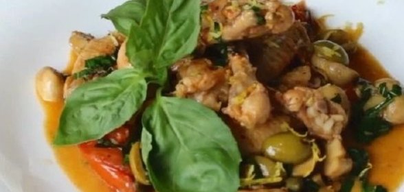 Куриные крылышки с овощным соте