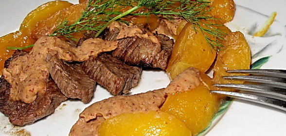 Филе говядины с абрикосами и соусом из красной фасоли