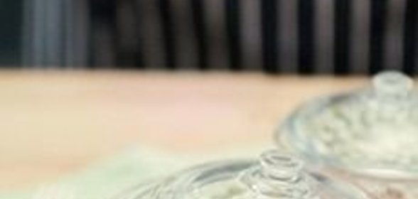 Куриное филе, запеченное в сметане с травами и зеленым горошком