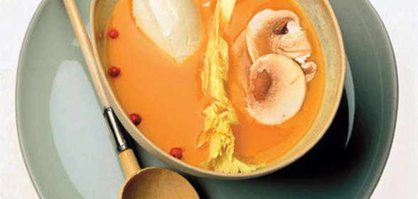 Суп из тыквы и каштанов с сырыми овощами и творожным сыром