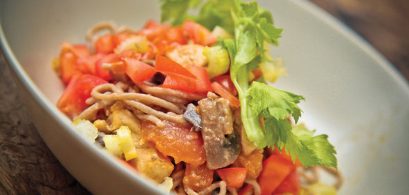 Гречневая лапша с курицей и овощами