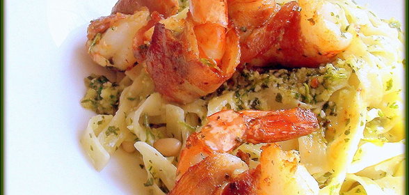 Паста с песто из петрушки и креветками в беконе